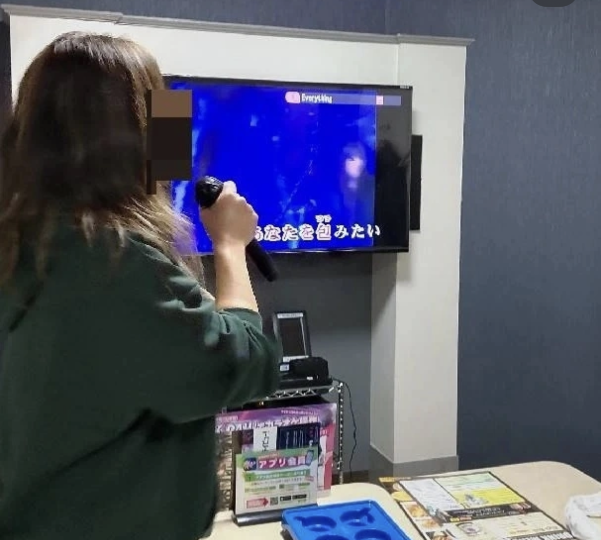 栃木県宇都宮市で女性スタッフが友達代行としてカラオケの練習に同行した様子