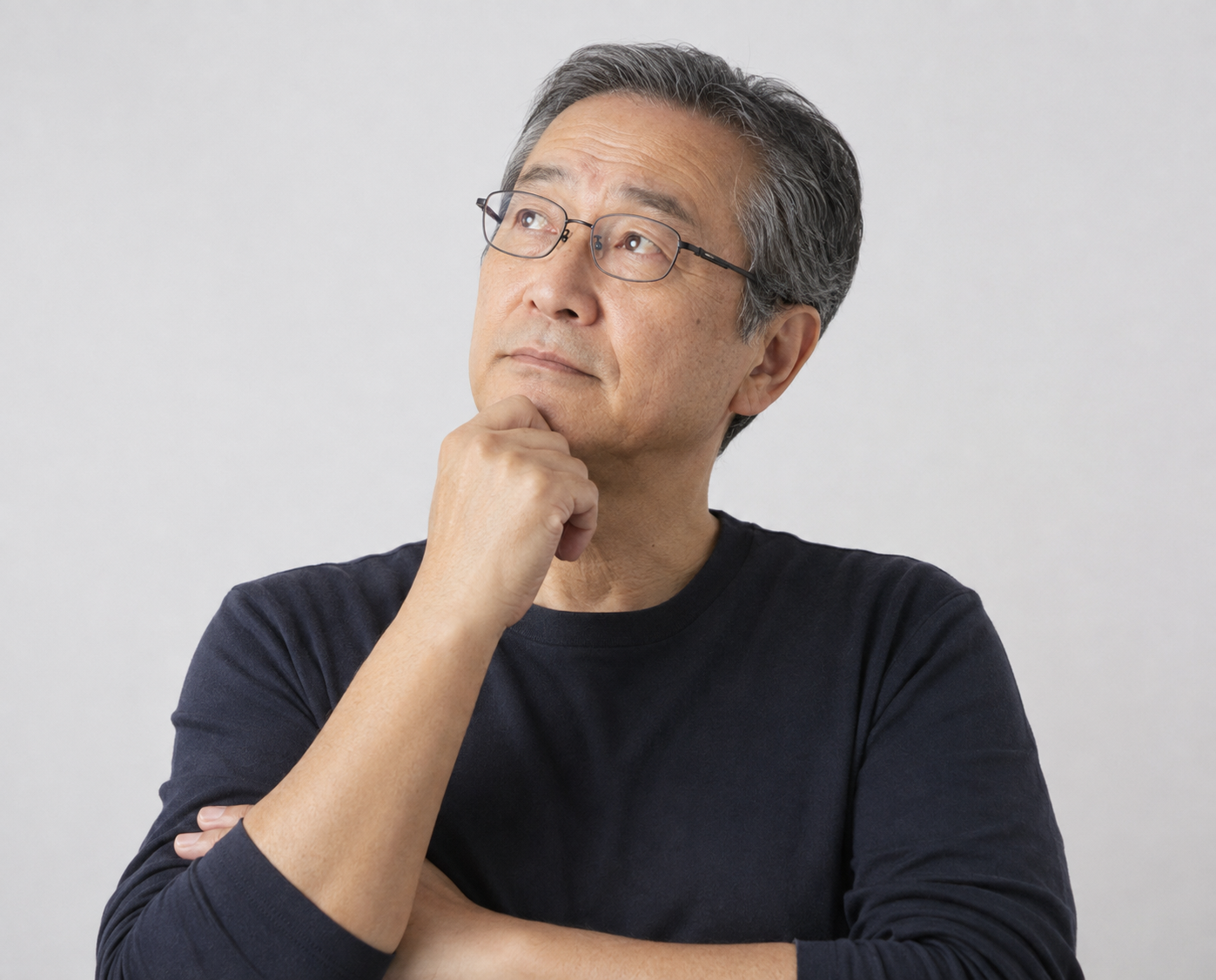 日常生活の困りごとについて考える60代の日本人男性